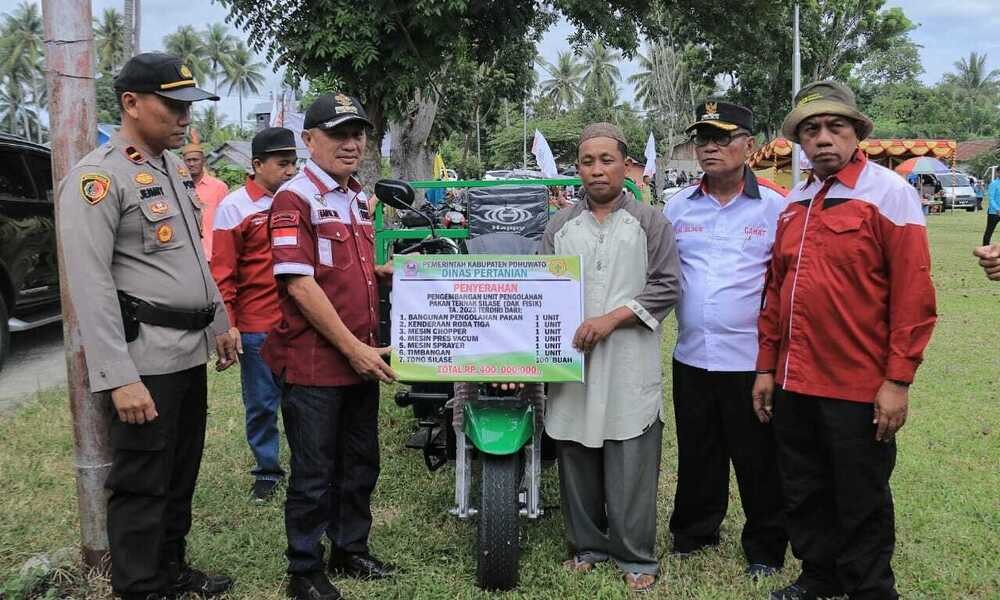 28 Pemerintah Kabupaten Pohuwato yang dipimpin langsung oleh Bupati Saipul A. Mbuinga, menggelar Gebyar SMS (Gerakan Bersama Melayani Rakyat, Sehat, Maju, Sejahtera) jilid III yang berlangsung di lapangan Desa Dulomo, Kecamatan Patilanggio, Kamis (27/7/2023)